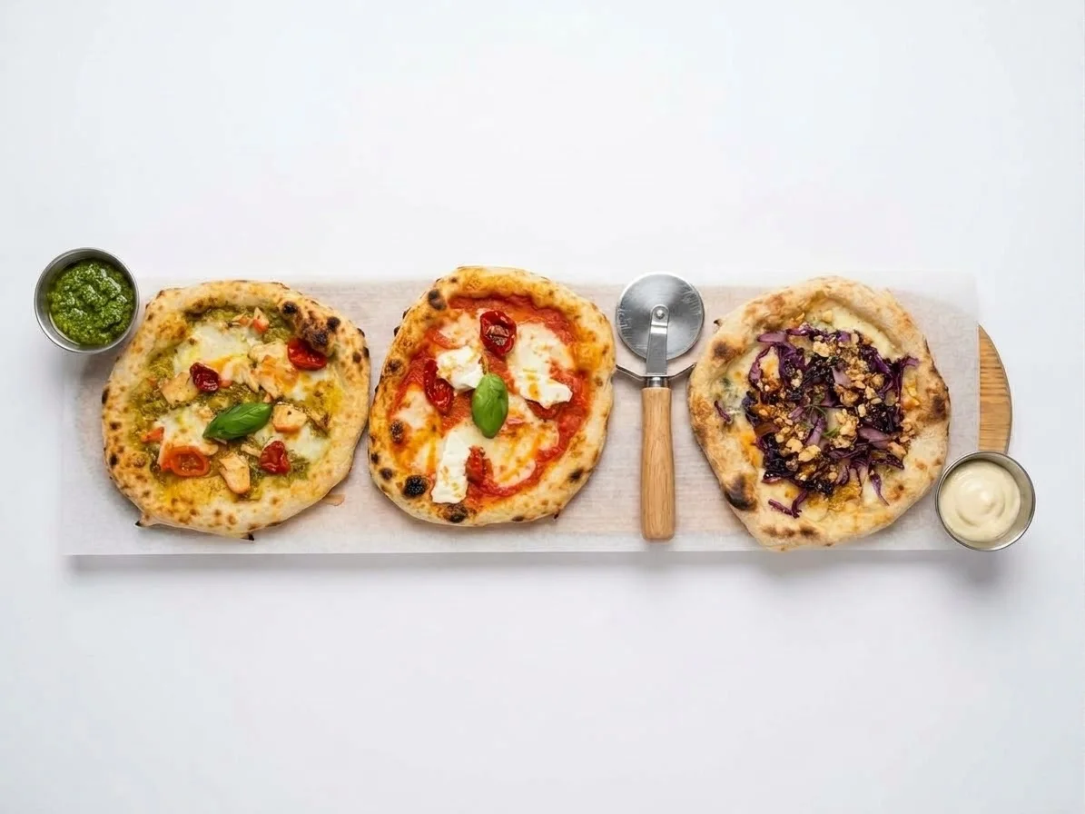 Pikku Trio — kolme mini-pizzaa puulaudalla